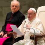 El Papa Francisco asiste a la audiencia general semanal en la Sala Paolo VI