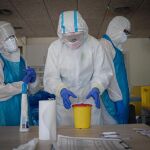 Trabajadores sanitarios en una residencia de ancianos