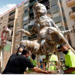 Hoy ha comenzado el traslado, a las calles de la ciudad de València, de las fallas que no pudieron quemarse el pasado año debido a la pandemia y que este año serán quemadas la noche del 5 de septiembre