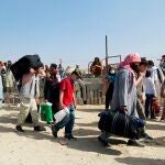 Un grupo de afganos ante el Aeropuerto Internacional Hamid Karzai para tratar de huir del país, en Kabul