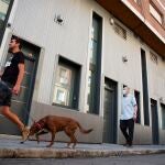 Dos personas pasan por el lugar del madrileño barrio de Prosperidad donde ayer jueves un joven de 20 años falleció tras recibir dos puñaladas en el corazón y el abdomen.