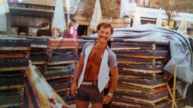 Manuel Santana, en una imagen de los años 70, en la playa canaria de Las Canteras