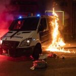 Una furgoneta de la Guardia Urbana, quemada en los disturbios protagonizados por los CDR en Barcelona en protesta por la sentencia del "procés"
