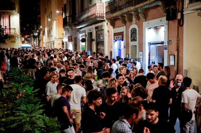 Aspecto de las fiestas del barrio Gràcia de Barcelona después de que el TSJC rechazase la propuesta de la Generalitat de prorrogar el toque de queda en 148 municipios y la acotase a 19 localidades de más de 5.000 habitantes con más 250 casos. EFE/Quique García