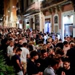 Aspecto de las fiestas del barrio Gràcia de Barcelona después de que el TSJC rechazase la propuesta de la Generalitat de prorrogar el toque de queda en 148 municipios y la acotase a 19 localidades de más de 5.000 habitantes con más 250 casos. EFE/Quique García