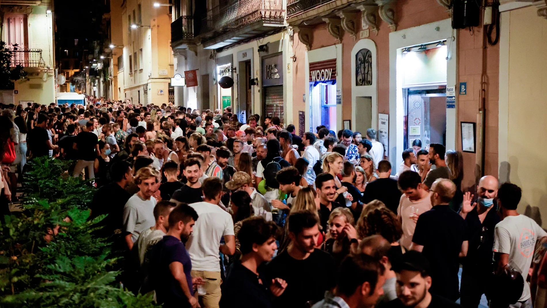 Aspecto de las fiestas del barrio Gràcia de Barcelona después de que el TSJC rechazase la propuesta de la Generalitat de prorrogar el toque de queda en 148 municipios y la acotase a 19 localidades de más de 5.000 habitantes con más 250 casos. EFE/Quique García