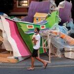 Una persona pasa junto a varios elementos de una falla