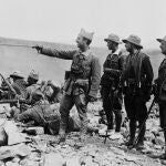 Franco da órdenes a sus capitanes antes del asalto a Ras-Medina