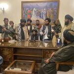 Imagen de la toma del palacio presidencial por parte de los talibanes hace hoy una semana