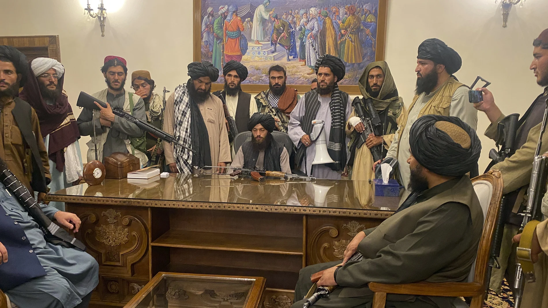 Imagen de la toma del palacio presidencial por parte de los talibanes hace hoy una semana
