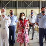 La ministra de Defensa, Margarita Robles, y el almirante general Teodoro López Calderón durante una visita a la Base Aérea de Torrejón de Ardoz, a 22 de agosto de 2021, en Torrejón de Ardoz, Madrid (España)