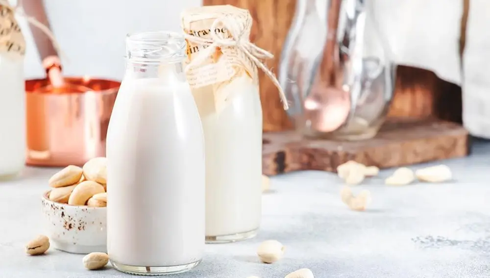 Las leches de crecimiento son preparados lácteos que han modificado la composición de la leche de vaca, para sustituir las grasas naturales por grasas poliinsaturadas