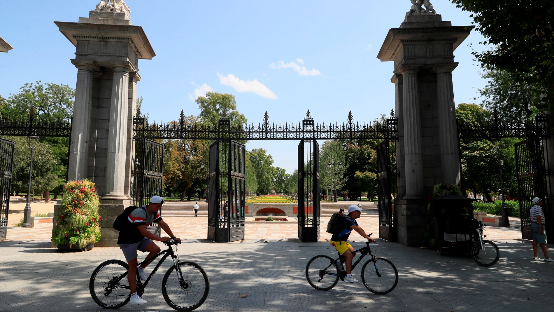 Ciclistas circulan por delante del parque de El Retiro en Madrid