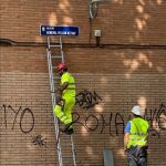 Operarios municipales reponen la placa de Millán Astray