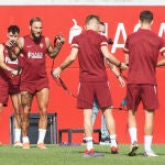 Nemanja Gudelj y Munir El Haddadi en un entrenamiento del Sevilla.