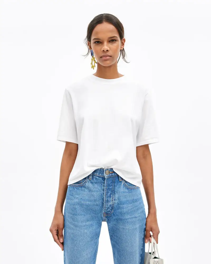 Camiseta blanca.