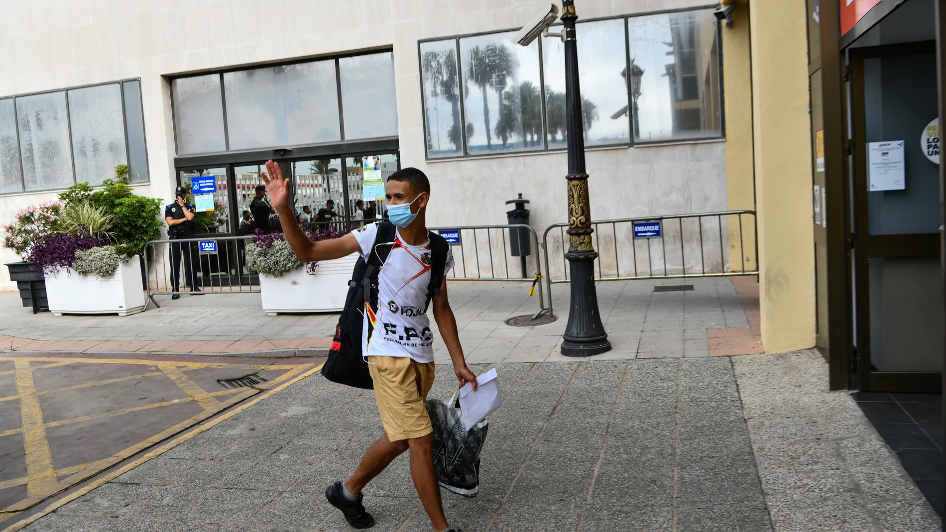 Uno de los migrantes que estaba alojado en el Centros de Estancia Temporal de Inmigrantes (CETI) de Ceuta y que forma parte del grupo que ha salido del centro, a 25 de agosto de 2021, en Ceuta (España). En el grupo hay sirios, yemeníes, sudaneses, marroquíes y subsaharianos y todos ellos han salido con protección internacional.25 AGOSTO 2021;CEUTA;MIGRANTES;CETIAntonio Sempere / Europa Press25/08/2021