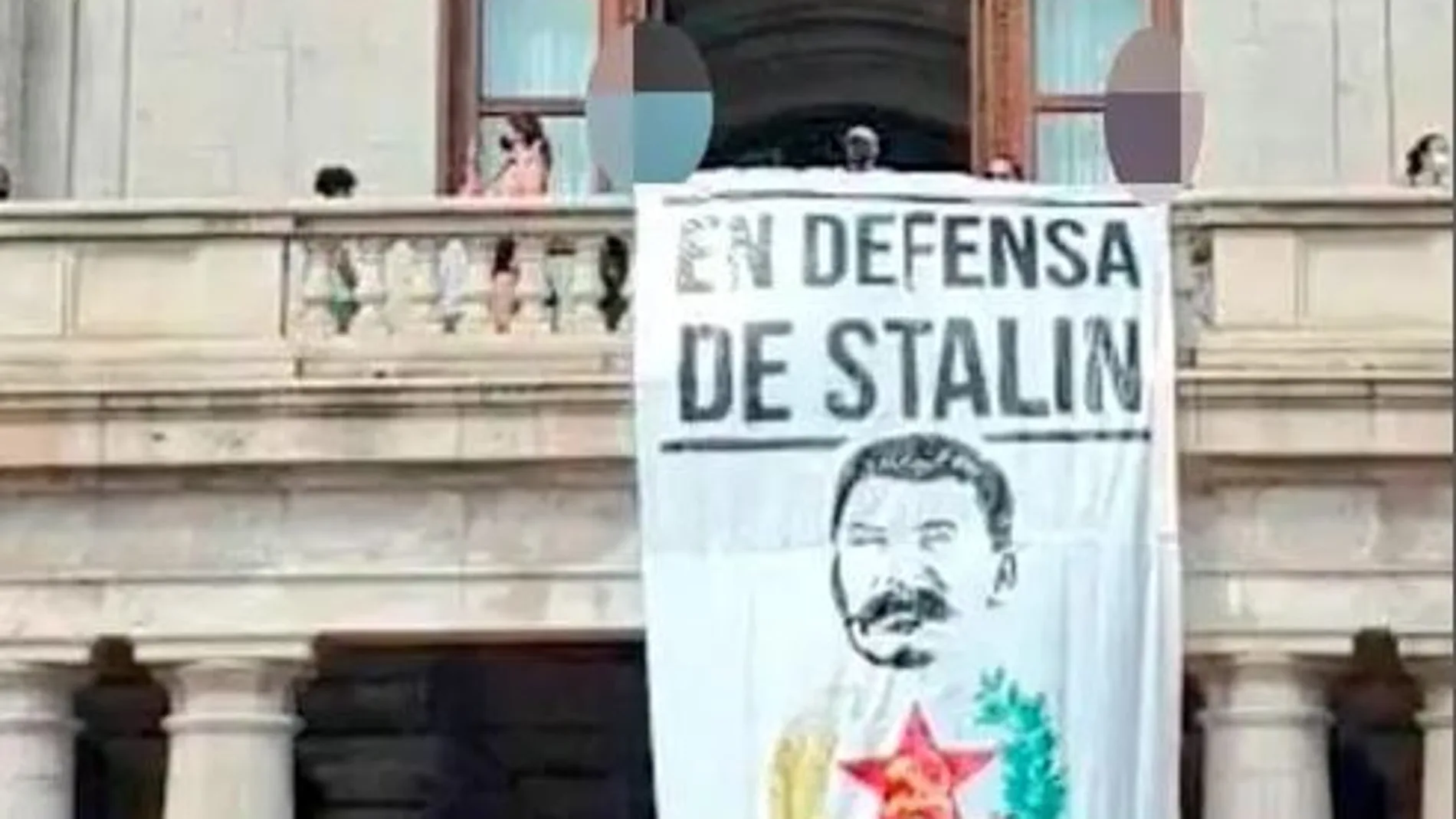 Imagen de la pancarta de Stalin colocada en el balcón del Ayuntamiento de Valencia