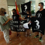 La vicepresidenta tercera y ministra de Transición Ecológica y Reto Demográfico, Teresa Ribera, mantiene una conversación con representantes de la Plataforma SOS Mar Menor en Murcia