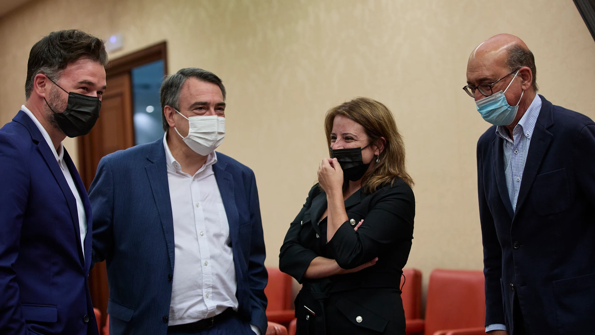 (I-D) El portavoz parlamentario de la ERC, Gabriel Rufián; el portavoz del PNV en el Congreso, Aitor Esteban y la vicesecretaria general del PSOE y portavoz en el Congreso, Adriana Lastra, a su llegada a una reunión de la diputación permanente en el Congreso de los Diputados