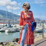Carmen Gimeno con vestido de Zara y vaqueros.