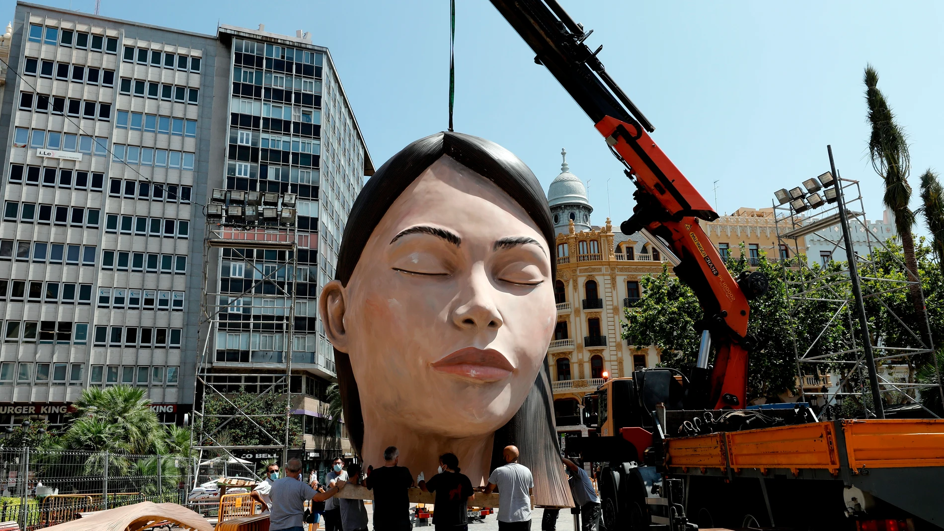 La cabeza de "la meditadora", la falla municipal de 2020, ha llegado a la plaza del Ayuntamiento de València, donde volverá a ser plantada este año y, esta vez sí, sucumbirá a las llamas el próximo 5 de septiembre.
