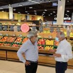 José Daniel Posadas, delegado de Gadisa en Castilla y León y José Luis Fernández Astray, director de Comunicación de la distribuidora, asisten a la inauguración de su supermercado más grande de Valladolid