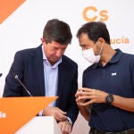 El coordinador de Ciudadanos en Andalucía y vicepresidente de la Junta de Andalucía, Juan Marín (i) junto al nuevo secretario de Acción Institucional de Ciudadanos, Javier Loscertales (d), que sustituye a Mónica Moreno. María José López / Europa Press