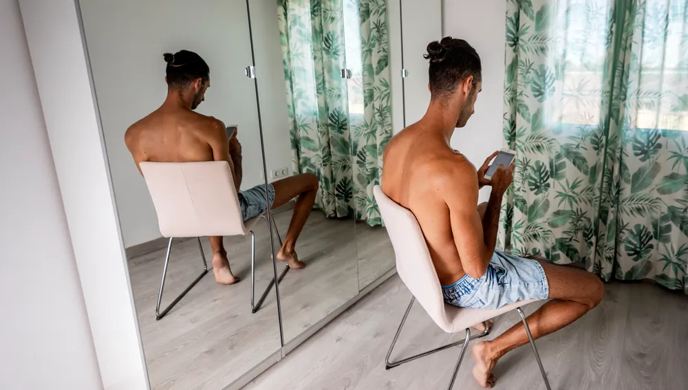 Rubén consulta su perfil de OnlyFans