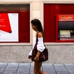 Las comisiones de mantenimiento que piden algunos bancos llegan a alcanzar los 240 euros al año