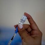 Una enfermera prepara una dosis de la vacuna Pfizer contra el coronavirus