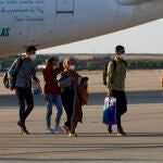 Afganos refugiados a su llegada a la Base Aérea de Torrejón el pasado viernes