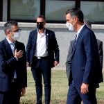 El presidente del Gobierno,Pedro Sánchez, saludado por el ministro de Presidencia, Felix Bolaños, durante su visita este sábado al centro de acogida temporal instalado en la base de Torrejón de Ardoz
