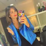 Nuria Roca con cazadora azul.