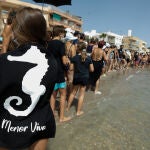 Cadena humana convocada en la defensa del Mar Menor, en agosto de 2021