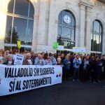 Manifestación en favor del soterramiento que convocaban en 2017 las asociaciones vecinales de Pilarica, Delicias y Pajarillos frente a la Estación Campo Grande