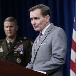 El portavoz del Pentágono, John Kirby, right, junto al general William "Hank" Taylor, durante la rueda de prensa ofrecida hoy