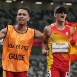 Gerard Descarrega, junto a Guillermo Rojo después de imponerse en los 400
