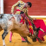 Illescas (Toledo), 29-08-2021-. corrida de toros en un cartel en el que se anuncian Miguel Ángel Perera y Emilio de Justo (toreando) frente a toros de la ganadería de Rehuelga. Segundo toro. EFE/Ismael Herrero