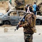 Un miembro de la seguridad talibán cerca del aeropuerto internacional de Kabul