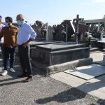 Francisco Igea (4i), vicepresidente de la Junta de Castilla y León, visitó Villadangos (León) para conocer sobre el terreno la situación del cementerio de la localidad para la exhumación de 71 personas enterradas en una fosa común durante la Guerra Civil