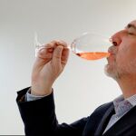 Agustín Alonso, en una imagen de archivo mientras cataba un vino