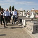 El vicepresidente de la Junta, Francisco Igea, mantiene una reunión en el Ayuntamiento de Villadangos del Páramo (León) y visita el cementerio de la localidad