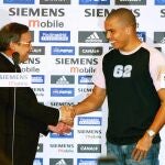 Florentino Pérez y Ronaldo Nazario se saludan en la presentación del brasileño como jugador del Real Madrid