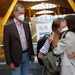 Los Reyes despidiendo a su hija la Pincesa Leonor en el aeropuerto quien se incorpora hoy al UWC Atlantic College de Gales, a 30 de agosto de 2021, en Madrid (España).