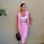 Vicky Martín Berrocal con el conjunto rosa del momento.