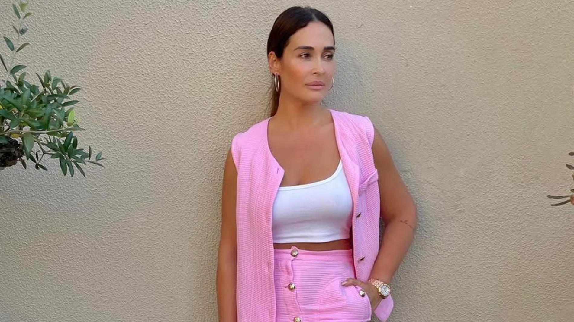 Vicky Martín Berrocal con el conjunto rosa del momento.