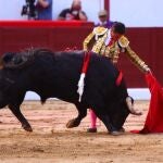 Urdiales, en un natural al primero de la tarde que fue premiado con la vuelta al ruedo