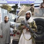 Combatientes talibanes hacen guardia frente al aeropuerto internacional Hamid Karzai tras la retirada de Estados Unidos en Kabul
