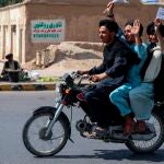 Talibanes celebran la retirada de las fuerzas estadounidenses por las calles de Kandahar